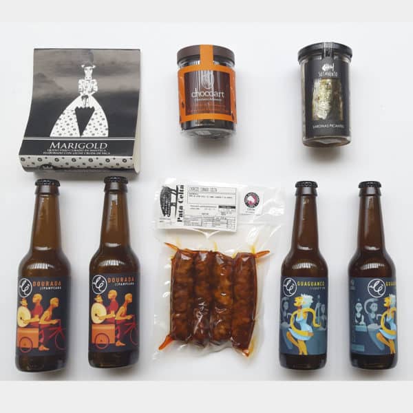 Cerveza y productos gallegos en una cesta gourmet