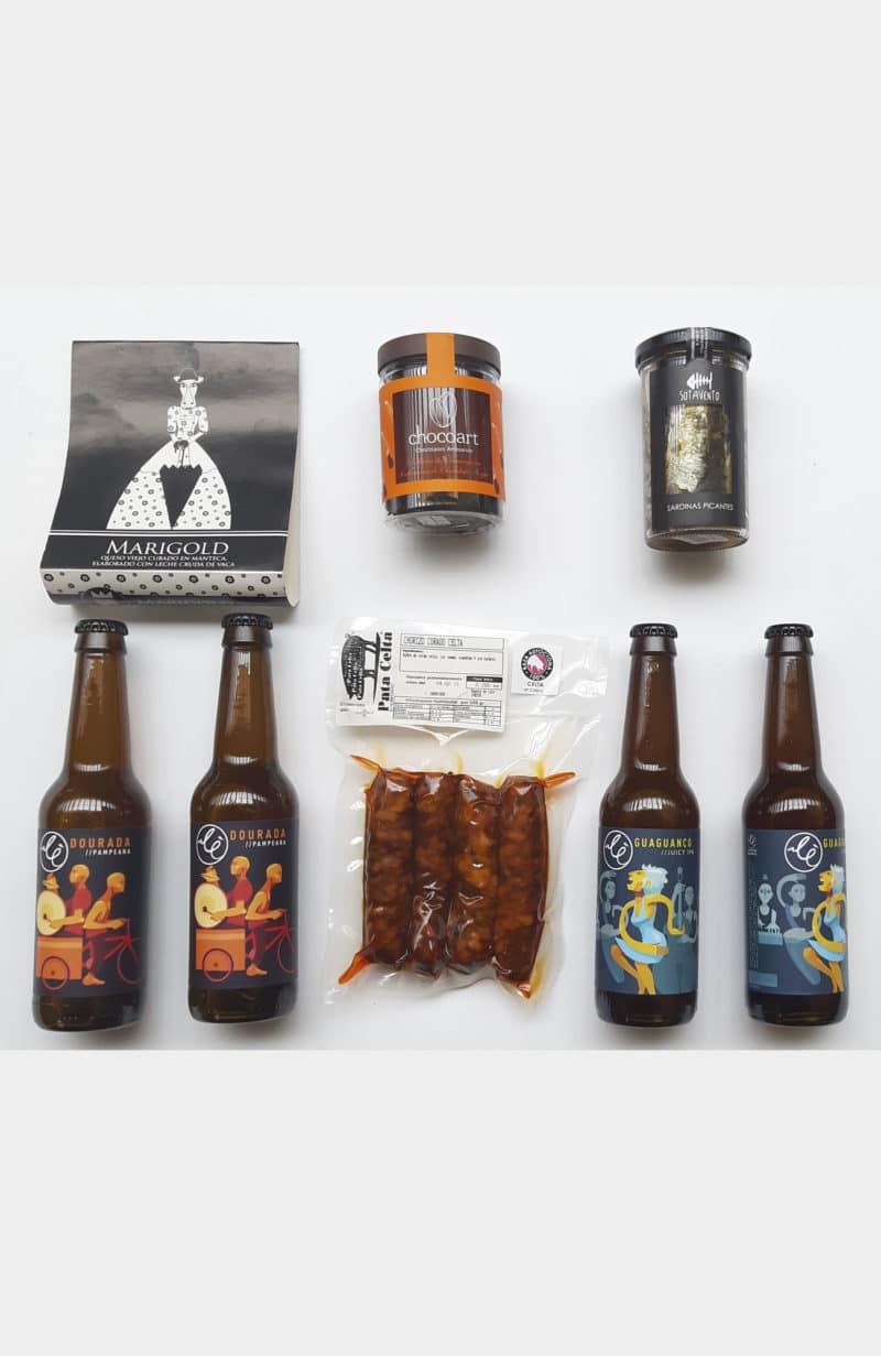 Cerveza y productos gallegos en una cesta gourmet
